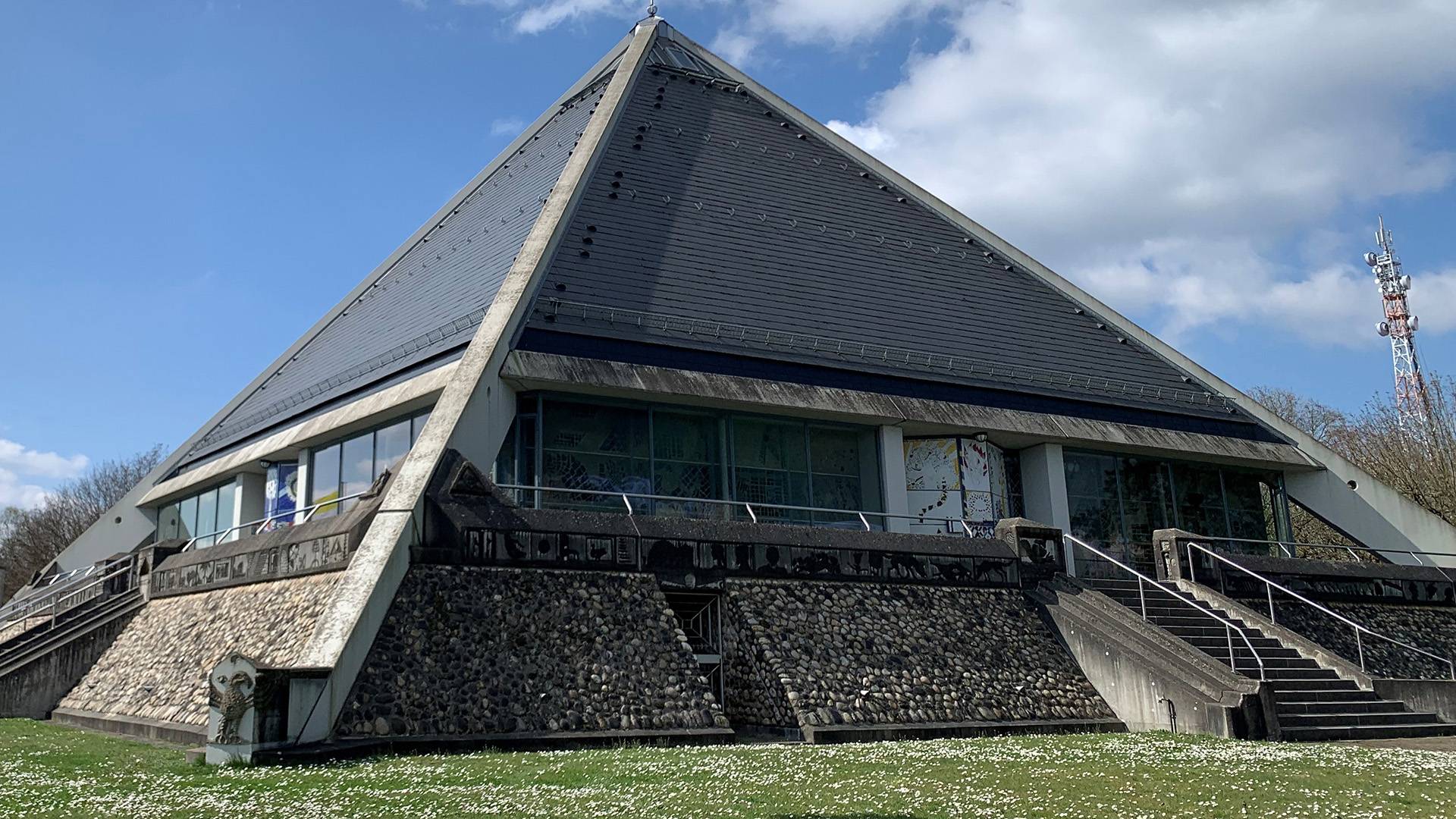 Quelle: Klaus Gaßner Die Autobahnkirche St. Christophorus in Baden-Baden.